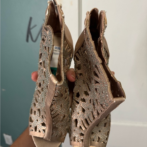 Madeline Stuart Tan Rhinestone Sparkle Heels Floral Faux Leather 7.5 7 1/2 - Picture 3 of 10